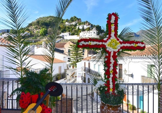 Las cruces de mayo en Málaga: romerías, altares e incluso verdiales