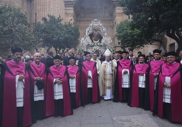 Jesús Catalá, en el centro, rodeado por los canónigos de la Catedral, en la procesión de la Virgen de la Victoria.
