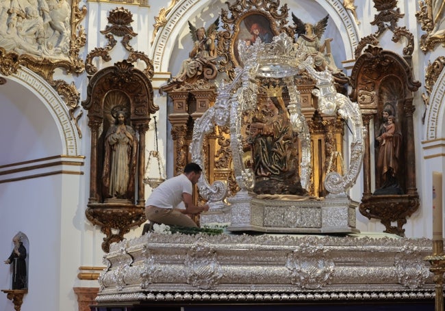 La imagen ha sido dispuesta sobre el trono con el templete de orfebrería.