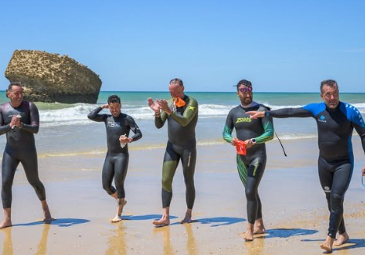 'Abracemos el mar', una vuelta a España a nado, el reto solidario de un nadador catalán que llega a Nerja y Torrox