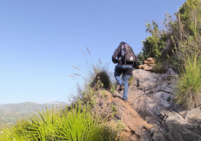 El sendero es estrecho y, en ocasiones, afronta acentuados desniveles
