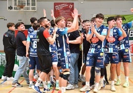 Los juveniles del Trops Málaga celebran una victoria.