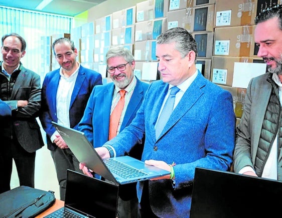 El consejero de Presidencia, Antonio Sanz, visiona en un portátil los nuevos servicios digitales de la Junta.