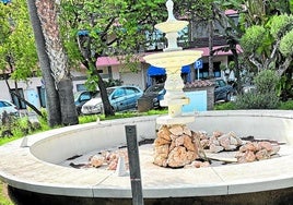 Una de las fuentes con signos de erosión y dejadez.