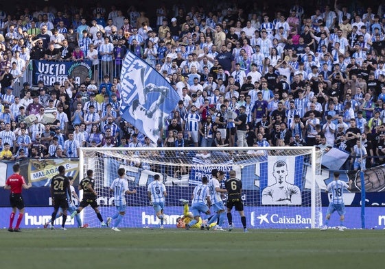 Aficionados animan al Málaga en el choque de la semana anterior contra el Castellón.