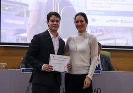 Miguel Sánchez recibiendo una beca de estudios gracias a su proyecto.