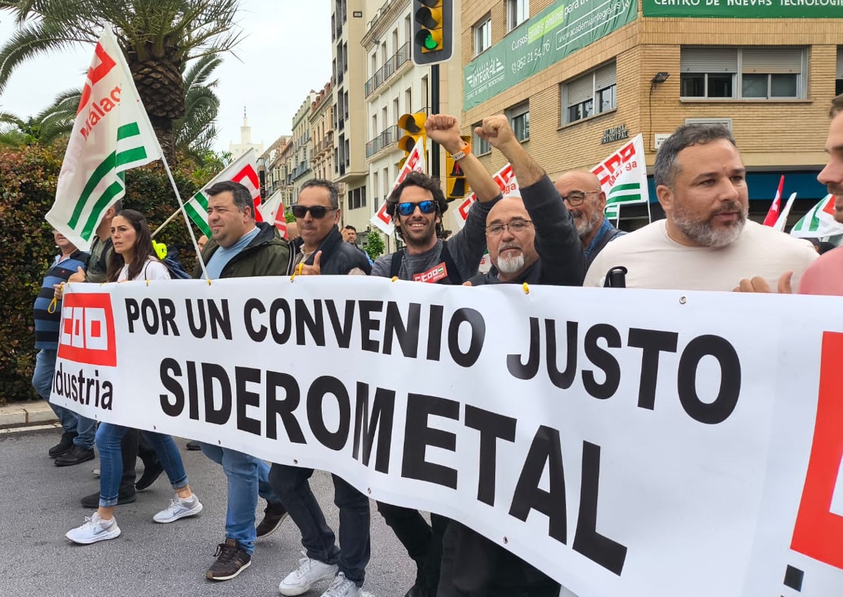 Imagen secundaria 1 - Ana María Moreno y sus nietos posan junto al 'empresaurio'. Trabajadores del sector siderometalúrgico. Un manifestante con la bandera saharaui.