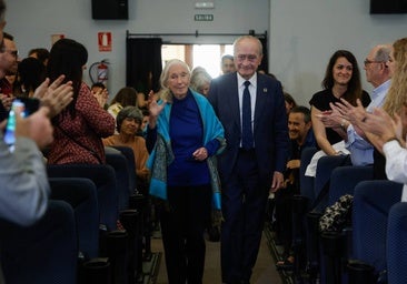 Jane Goodall, junto al alcalde, fue ovacionada al entrar al teatro.