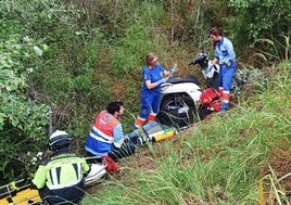 Herido un motorista tras caer por un desnivel de tres metros en la A-357 en Cártama