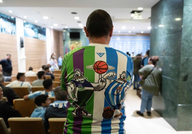 Una camiseta especial de la Peña Universitaria.
