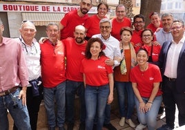 Los secretarios provinciales y local del PSOE, con cargos y militantes del partido, flanquean a la exministra en el acto celebrado en Rincón de la Victoria.