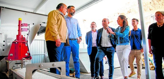Fernández-Pacheco, en Almería, con representantes del sector pesquero.