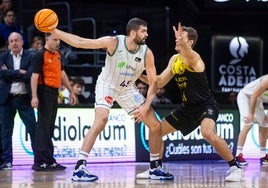Kravish protege el balón ante Abromaitis en el partido contra el Tenerife.