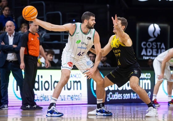 Kravish protege el balón ante Abromaitis en el partido contra el Tenerife.