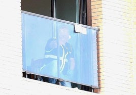 Un policía en la escena del crimen tras hallar a la mujer sin vida en la calle.