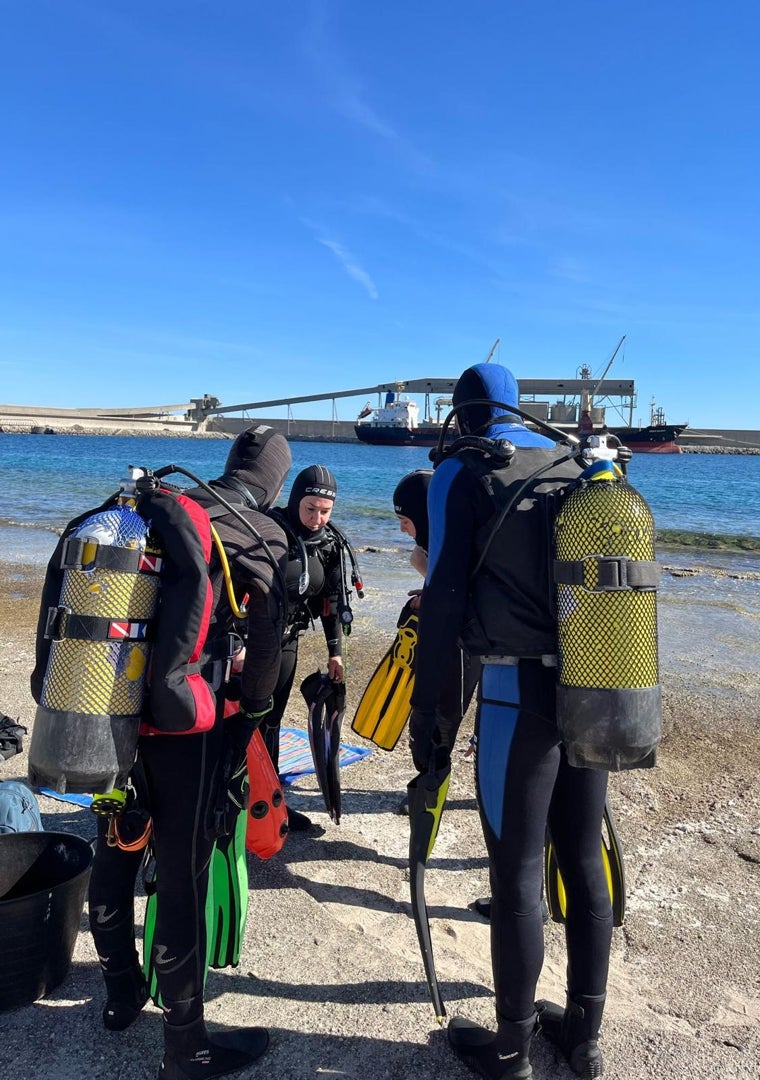 Imagen - El equipo se prepara para bucear en las aguas de Carboneras en busca de la planta.