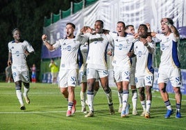 Varios jugadores del Marbella celebran un gol.