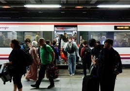 Viajeros suben y bajan a un tren de Cercanías de Málaga.
