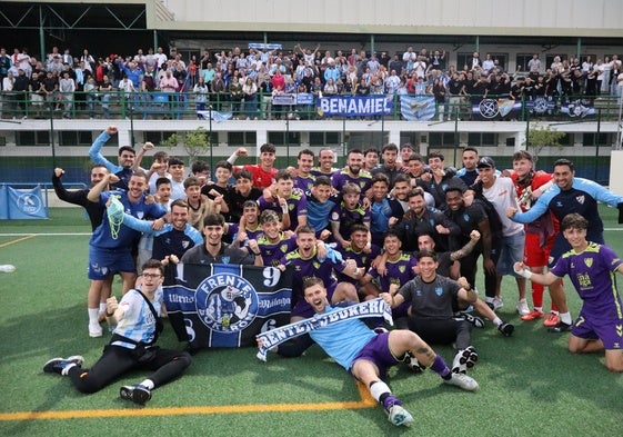 Los jugadores del Atlético Malagueño celebran su victoria del jueves en Mijas.