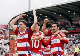 Los jugadores del Granada celebran un tanto de Lucas Boyé.