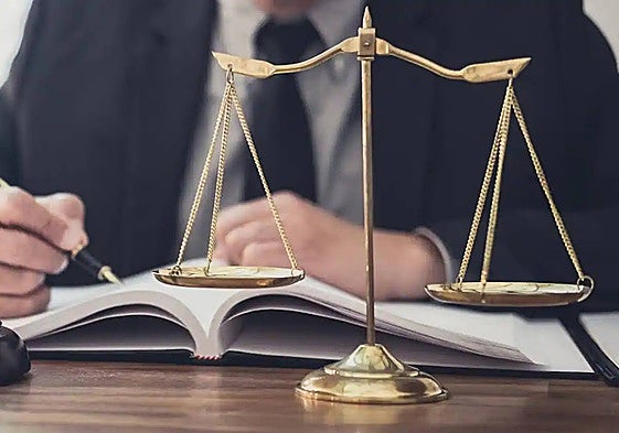 Niega el origen de una deuda y pide 8.000 euros de indemnización por incluirlo en un fichero de morosos