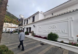 Vista de la fachada del Ayuntamiento de Mijas
