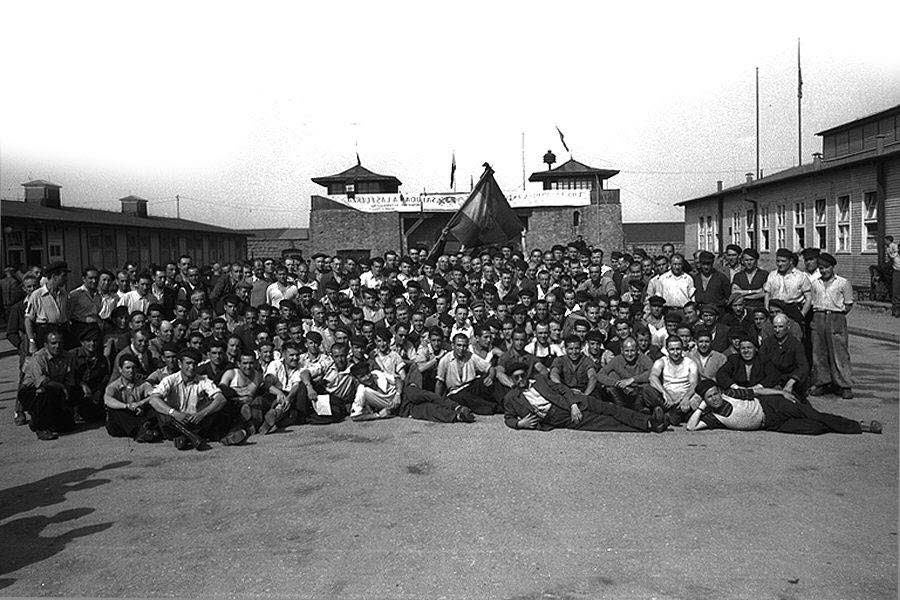Españoles en el campo tras su liberación.