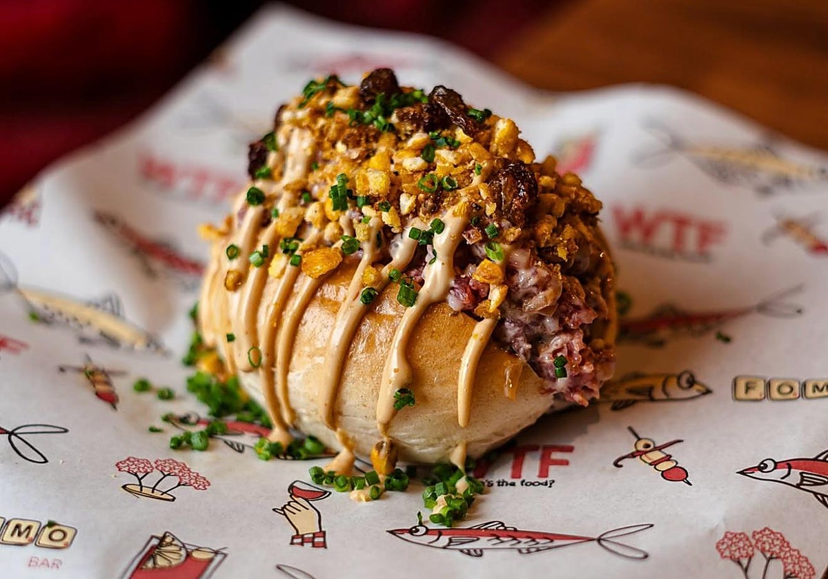 El perrito de tartar de salchichón de Fomo Bar