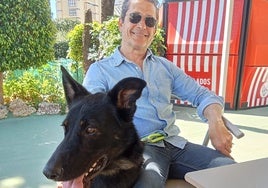 Felipe Sánchez, sentado junto a su perro, al que ha rebautizado como Tano.