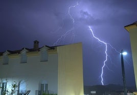 Imagen de un rayo captado entre Coín y Casarabolena.