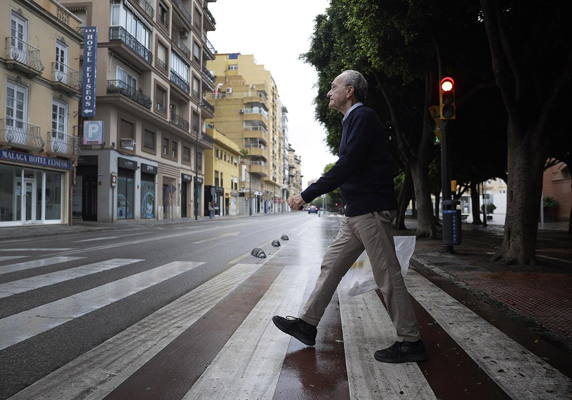 Vuelve a casa con el pan comprado, que lleva en la bolsa.
