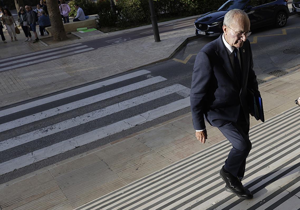 El alcalde, subiendo las escaleras de la Casona.