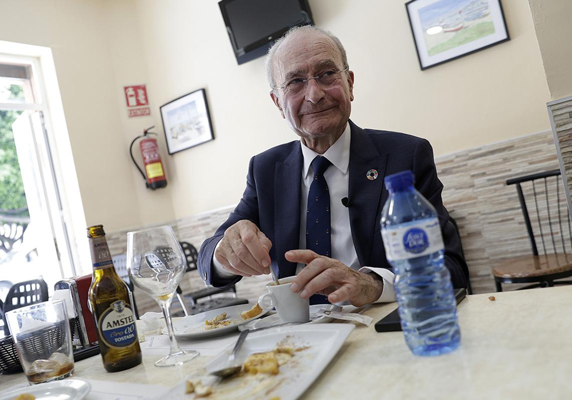 Suele comer en casa, pero si toca fuera, le encanta el Bar Reding.
