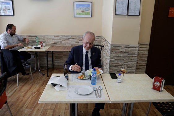Francisco de la Torre suele comer en casa, pero si toca fuera, le encanta el Bar Reding.