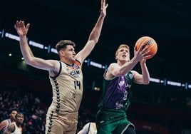 Sleva trata de taponar a Alberto Díaz en la Final Four de Belgrado.