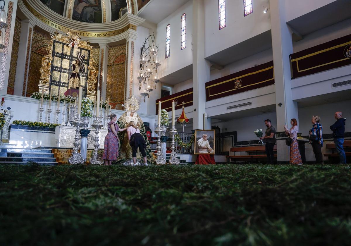 Imagen principal - Besamanos de despedida a la Virgen de la Esperanza antes de su viaje a Roma