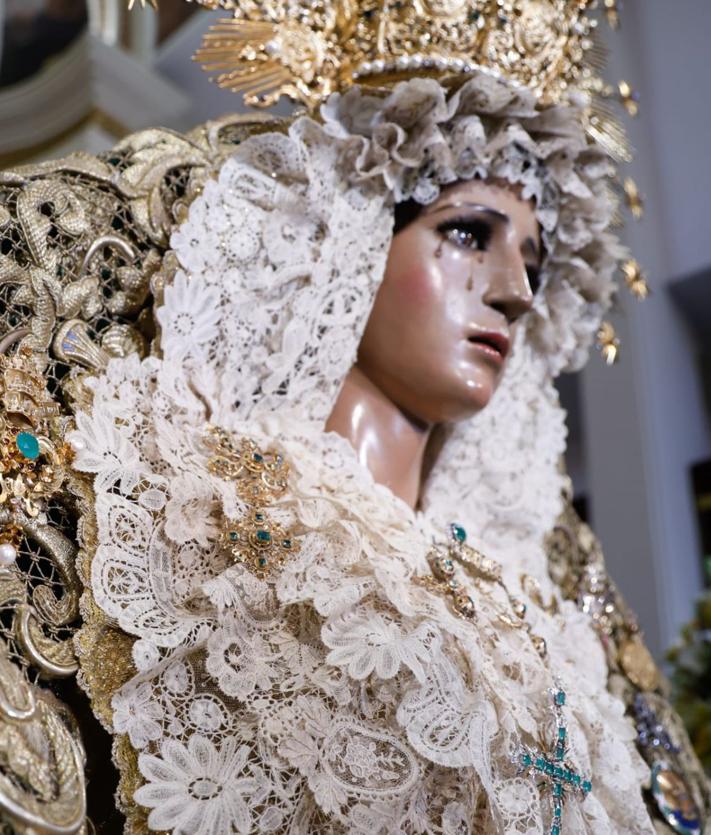 Imagen secundaria 2 - Besamanos de despedida a la Virgen de la Esperanza antes de su viaje a Roma