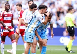 Larrubia felicita a Chupete tras ser objeto de penalti en el primer tiempo.