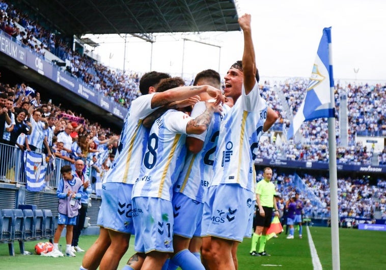 La plantilla del Málaga celebra el primer gol