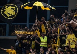 Aficionados del AEK durante el partido de cuartos contra el Nanterre.