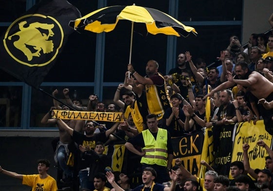 Aficionados del AEK durante el partido de cuartos contra el Nanterre.