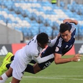 Un jugador del Marbella remata en postura acrobática.