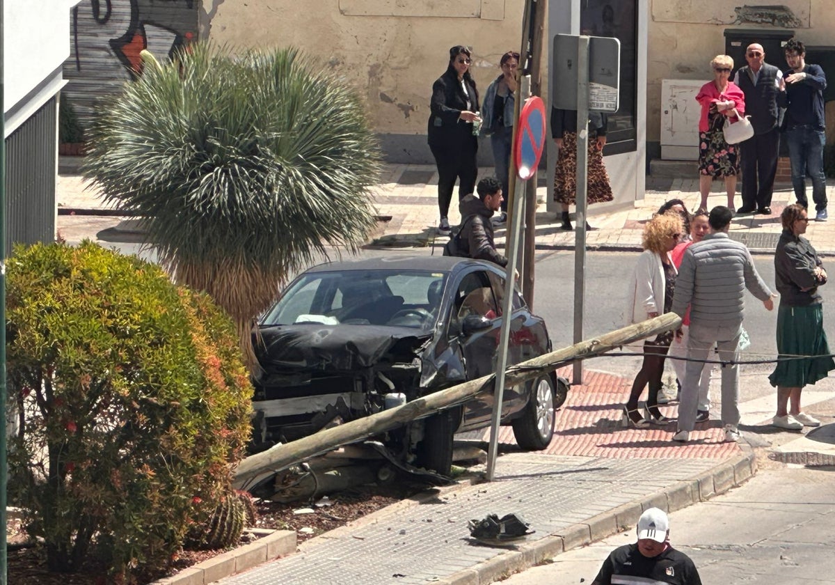 Accidente de tráfico en Pedregalejo: colisionan dos coches y uno tumba un poste de la luz