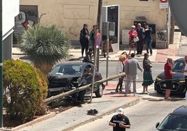 Accidente de tráfico en Pedregalejo: colisionan dos coches y uno tumba un poste de la luz