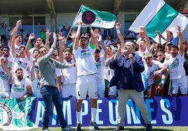 Los jugadores del Torremolinos celebran un gol en el choque de este domingo.