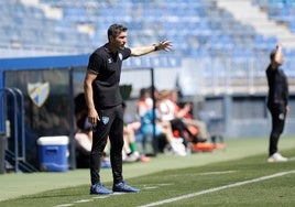 Funes dando instrucciones durante el partido del Malagueño en La Rosaleda.