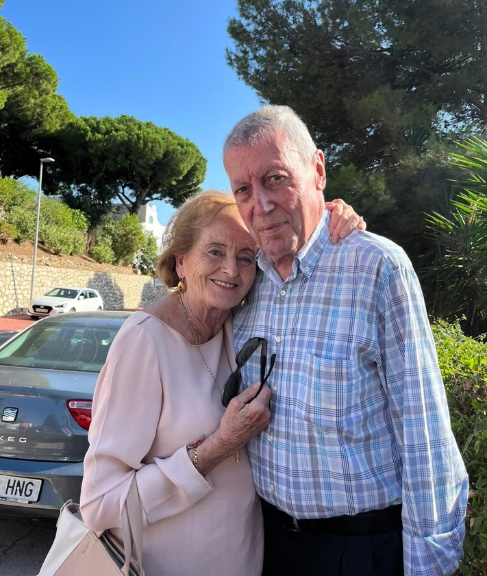 Imagen secundaria 2 - Dos fotos (una más reciente) muestran a Andrés Olivares con su mujer, María del Pilar Díaz Hermoso; otra, con sus tres hijos: Andrés, Mónica y Lara. 