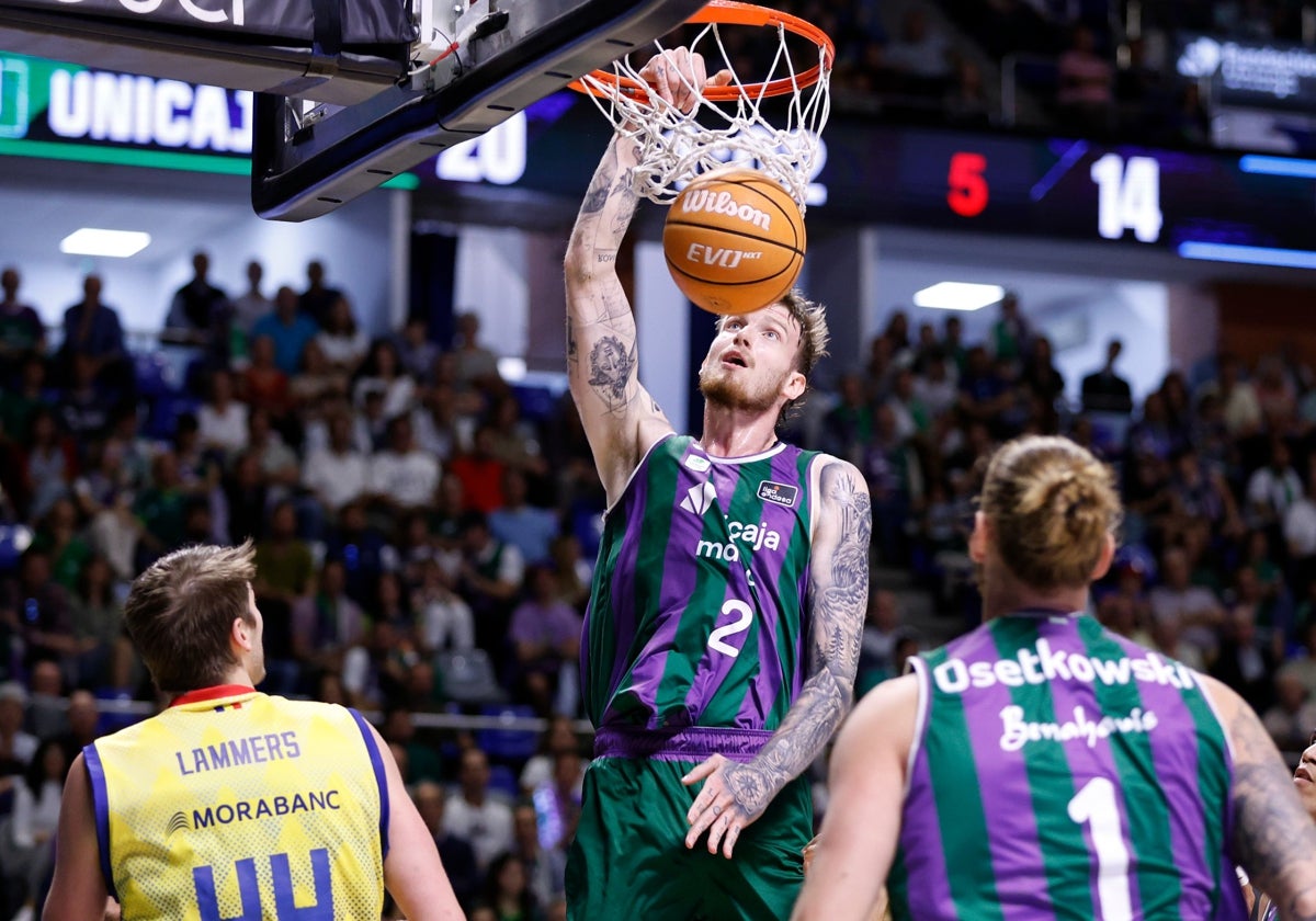 Balcerowski machaca con la mano derecha ante la mirada de Lammers y Osetkowski.