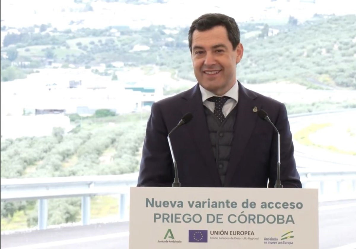 Juanma Moreno reclama más inversión del Gobierno para evitar nuevos cortes en el AVE