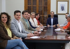 El alcalde junto con su equipo de Gobierno.